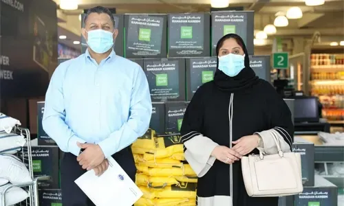 سوبر ماركت الأسرة يوزع سلالاً غذائية رمضانية على الأسر المحتاجة