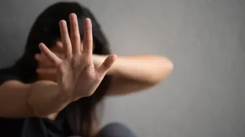 محاكمة سبعة رجال بتهمة الاتجار بالبشر