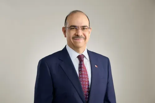 جلالة الملك حمد يعين وزيراً للعمل بالإنابة