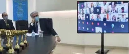 إقامة مسابقات المناظرة والتهجئة بين المدارس عبر الإنترنت