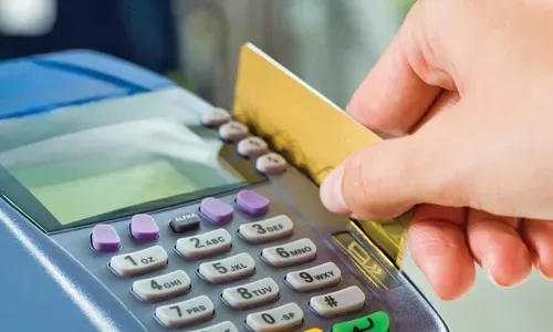 لا رسوم إضافية على المشتريات عبر بطاقات الائتمان