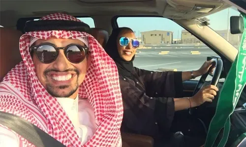 زوج سعودي يبدأ في تعليم زوجته القيادة