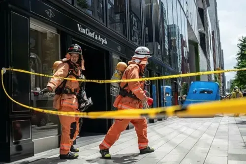 إصابة حوالي 20 شخصاً بعد قيام رجل برش مادة مجهولة في مركز تجاري بطوكيو