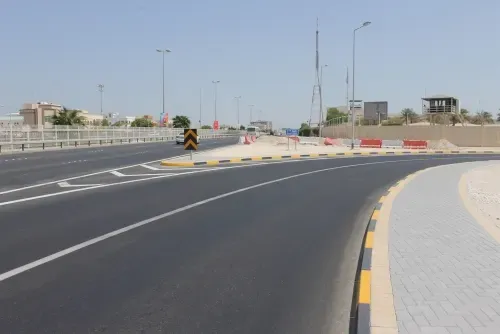 وزارة الأشغال تنجز مشروع إنشاء مسار تباطؤ في مدينة عيسى
