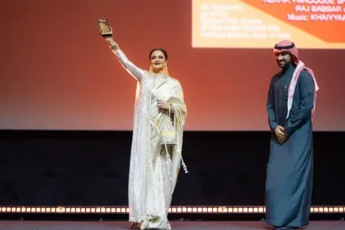 جدة: تكريم الممثلة ريخا في مهرجان البحر الأحمر السينمائي وسط عرض نسخة 4K من فيلم "أمراو جان"