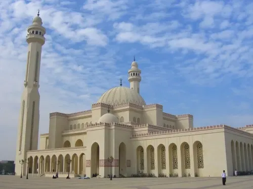 جامع الفاتح الكبير في البحرين يستقبل الزوار