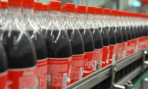 شركة كوكاكولا لتعبئة المشروبات تحتفل بمرور 25 عاماً من السعادة