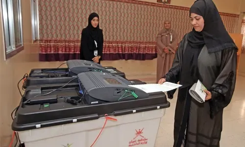 العمانيون يدلون بأصواتهم في الانتخابات البلدية