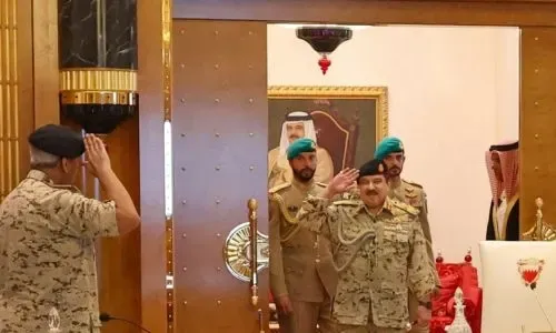 جلالة الملك حمد يستقبل كبار مسؤولي قوة دفاع البحرين في قصر الصخير
