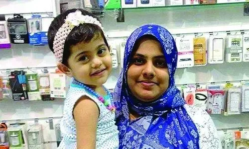 زوج مفجوع بعد فقدان زوجته الحامل وابنته في حادث سير
