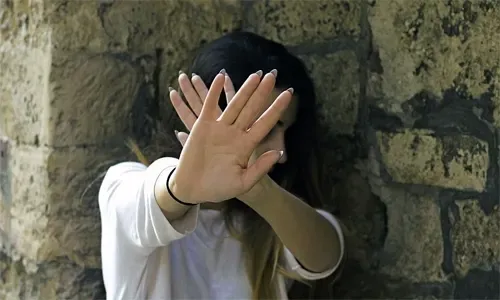 سجن بحريني لتشويهه وجه طليقته