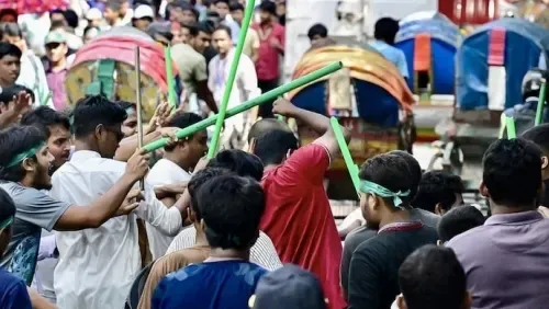 حشود في بنغلاديش تتعهد بـ 'حماية الثورة' وتعتدي بالضرب على أنصار رئيسة الوزراء السابقة