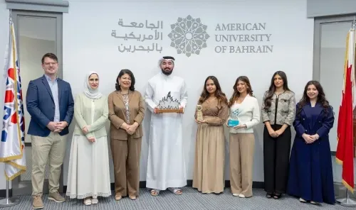 طلاب الجامعة الأمريكية بالبحرين يفوزون بجائزة "المشروع المبتكر لهذا العام" في مسابقة إنجاز العرب 2025 بمصر