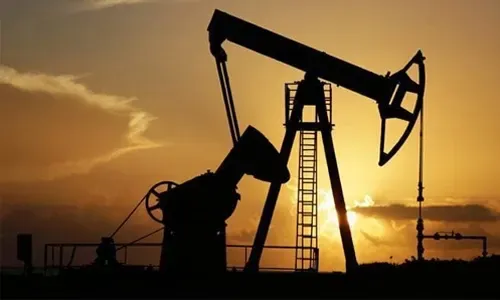 انخفاض أسعار النفط بنحو 2% بسبب ضعف الطلب وارتفاع المخزونات الأمريكية