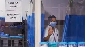 مريض كوفيد-19 يحطم زجاجاً في مستشفى بعد منعه من تناول البرياني