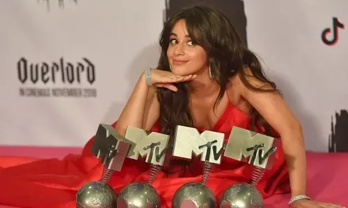 كاميلا كابيلو تكتسح جوائز MTV الأوروبية للموسيقى
