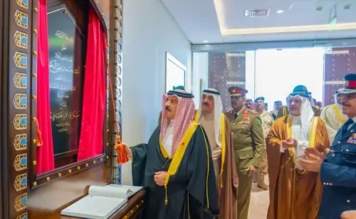 عاهل البلاد يفتتح مبنى القيادة في معسكر الصخير
