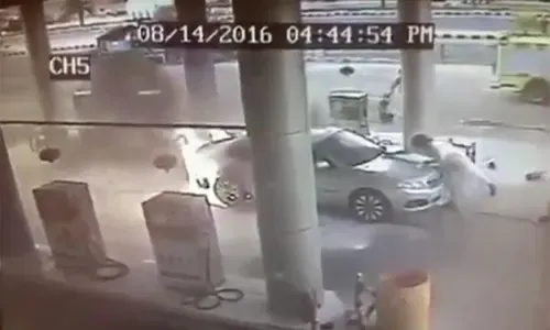 ولي العهد السعودي يكرم بطلاً لتجنبه كارثة في محطة وقود
