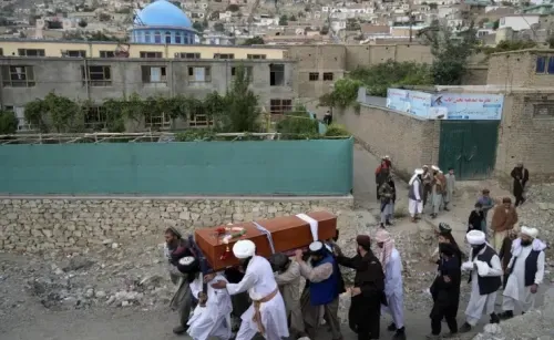مقتل 10 أشخاص بينهم عالم بارز في تفجير استهدف مسجداً بكابل