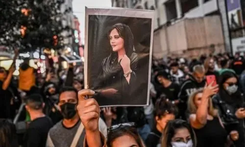 نساء محافظات ينضممن إلى الاحتجاجات في إيران بسبب أميني