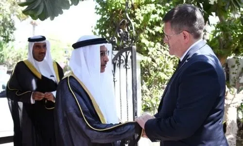 نائب رئيس مجلس الوزراء يقدم التعازي في وفاة الملكة إليزابيث