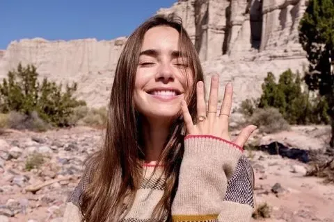 ليلي كولينز تعلن خطوبتها