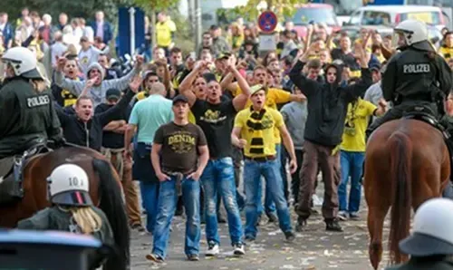 الشرطة تعتقل 530 مشجعاً خلال ديربي فرانكفورت