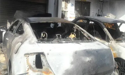 احتراق أربع سيارات في حادثتين منفصلتين