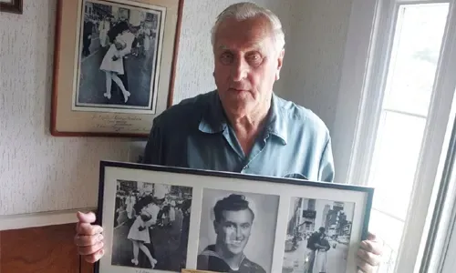 وفاة "البحار القُبّلة" في الصورة الشهيرة بنيويورك عن عمر يناهز 95 عاماً