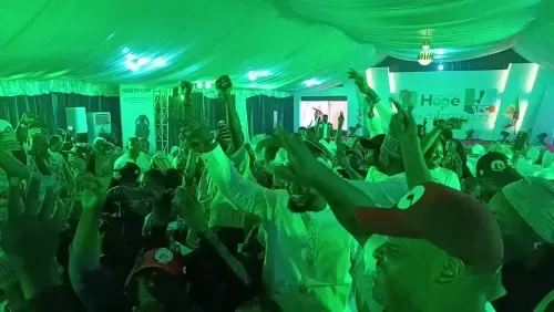 مرشح الحزب الحاكم في نيجيريا تينوبو يفوز بالرئاسة في انتخابات مثيرة للجدل