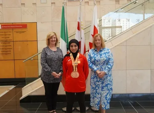 طالبة في جامعة البحرين الطبية (RCSI) تتألق في بطولة غرب آسيا للكاراتيه