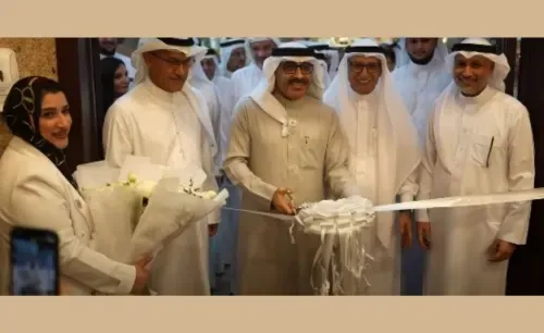 الوزير يشجع الطلاب على القراءة