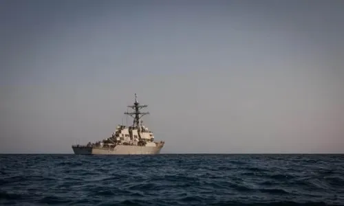 المدمرة يو إس إس كارني من فئة أرلي بيرك في منطقة الشرق الأوسط.