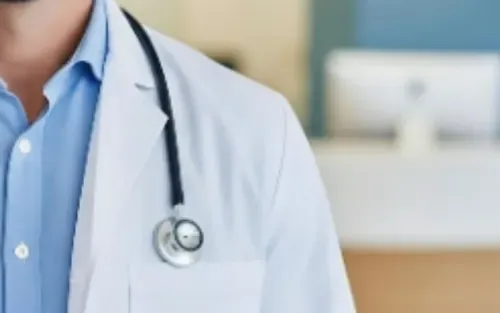 طبيب يحصل على تعويض بسبب استقطاعات غير قانونية من راتبه