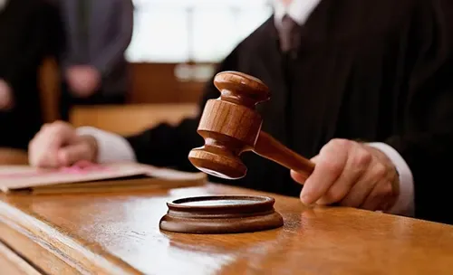 المحكمة تأمر بإغلاق عيادة عيون