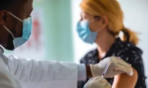 أطباء بارزون في البحرين: لقاحات فايزر-بيونتيك أساسية لتعزيز المناعة ضد كوفيد-19