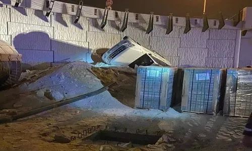سقوط سيارة من فوق جسر خليج البحرين