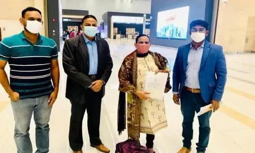 سنوات من المعاناة في البحرين تنتهي، وأوما المصابة بضعف البصر تعود أخيراً إلى وطنها