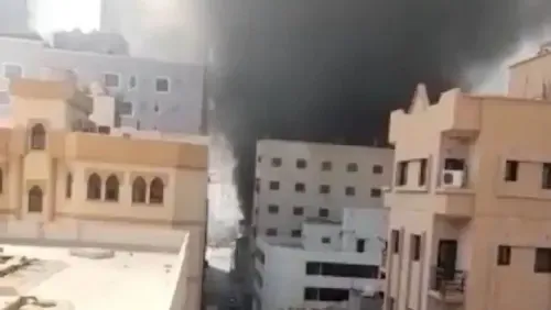 إنقاذ 13 عاملاً من حريق في موقع بناء