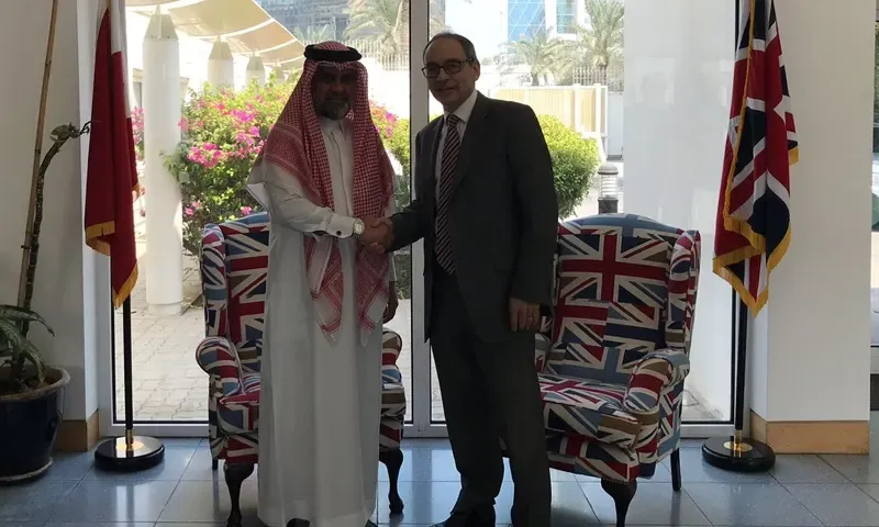 سفير بريطانيا: نسعى لحل أزمة التجمهر أمام السفارة البحرينية في لندن سلمياً