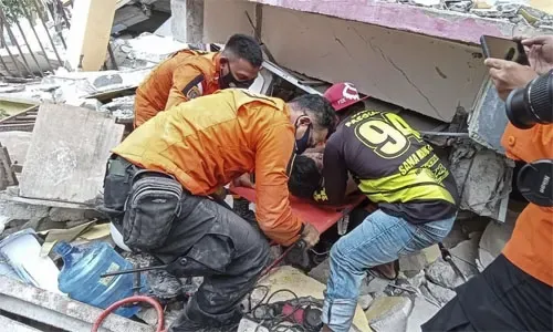 Indonesia quake kills at least 42, injures hundreds