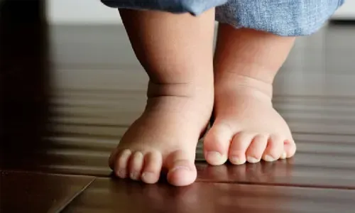 سقوط طفل من الطابق الثاني وارتطامه بسيارة