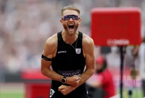 Kerr rewrites history with record-breaking mile run