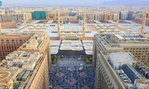 امرأة تضع مولودها في ساحات المسجد النبوي بالمملكة العربية السعودية