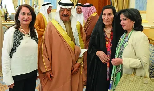 سمو رئيس الوزراء يستقبل أفراد العائلة المالكة وكبار المسؤولين