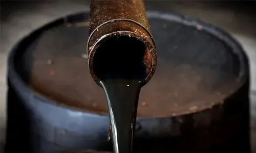 أسعار النفط تتراجع نحو أدنى مستوياتها في 18 شهراً قبيل العام الجديد