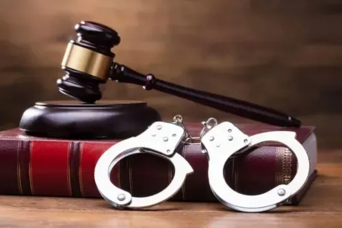 إصابة حارس أمن بعد الاعتداء عليه بخوذة دراجة نارية