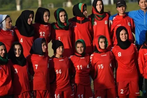 لاعبات كرة القدم الأفغانيات يجتمعن في المنفى بعد اعتراف الفيفا بهن