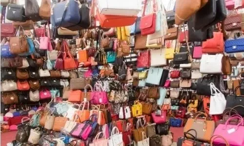 محكمة بحرينية تأمر بإتلاف أكثر من 300 قطعة من الحقائب والإكسسوارات النسائية المقلدة