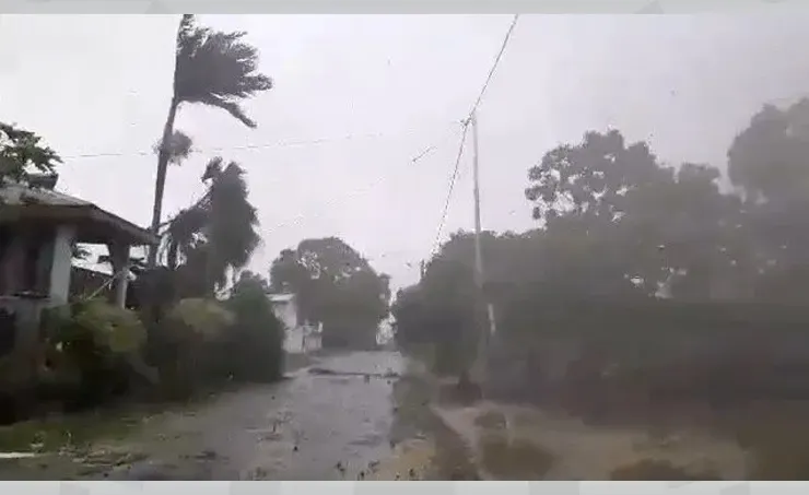 Cyclone Harold tears through Vanuatu, bears toward Fiji